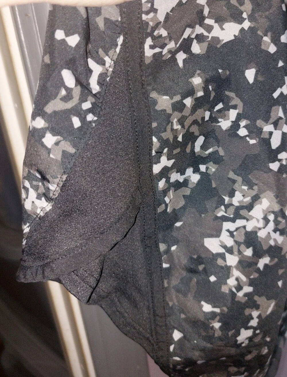 Under Armour XL Black & White Printed Women's Athletic Shorts